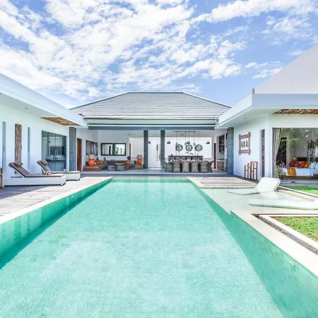 Spacious 4 Bedroom Walking Distance To Finns Beach